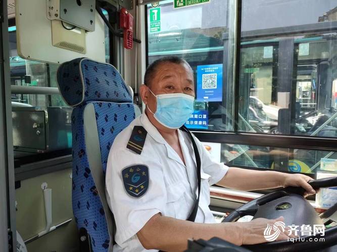 安全行驶120万公里济南公交44年老司机最后一班车结束运行