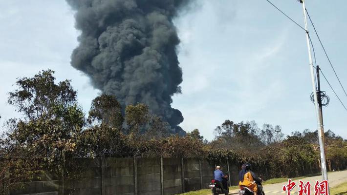 印尼一炼油厂爆炸燃起大火