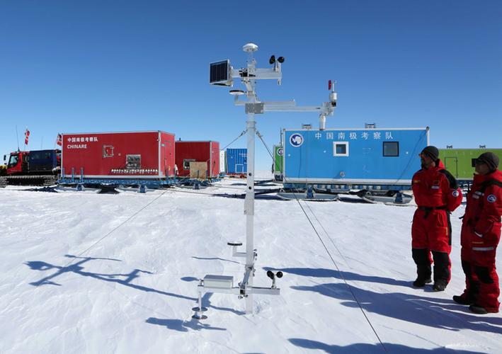 中国南极泰山站的自动气象观测站(2018年12月25日摄).