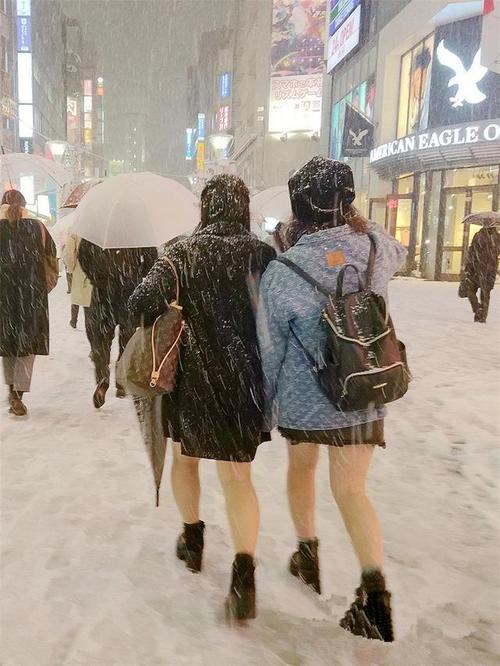 日本下雪不太冷东京下暴雪高中女生光腿穿短裙在雪中行走