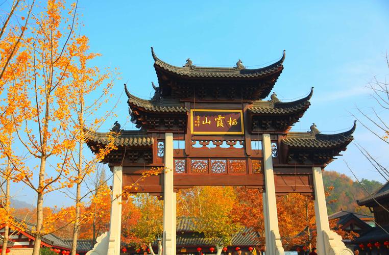 栖霞山位于南京市栖霞区,又名摄山,被誉为