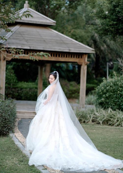 其它 时光里最美的新娘 写美篇百合鬓边巧装点. 白婚纱,如飘烟