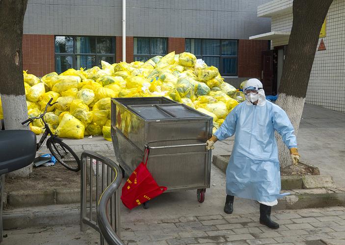 2月19日,在武汉市协和医院西院区,工作人员在转运医疗垃圾.