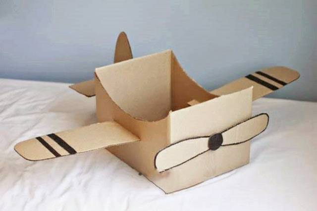 幼儿园手工——废纸箱做成大飞机,可以坐个小小驾驶员(附教程)