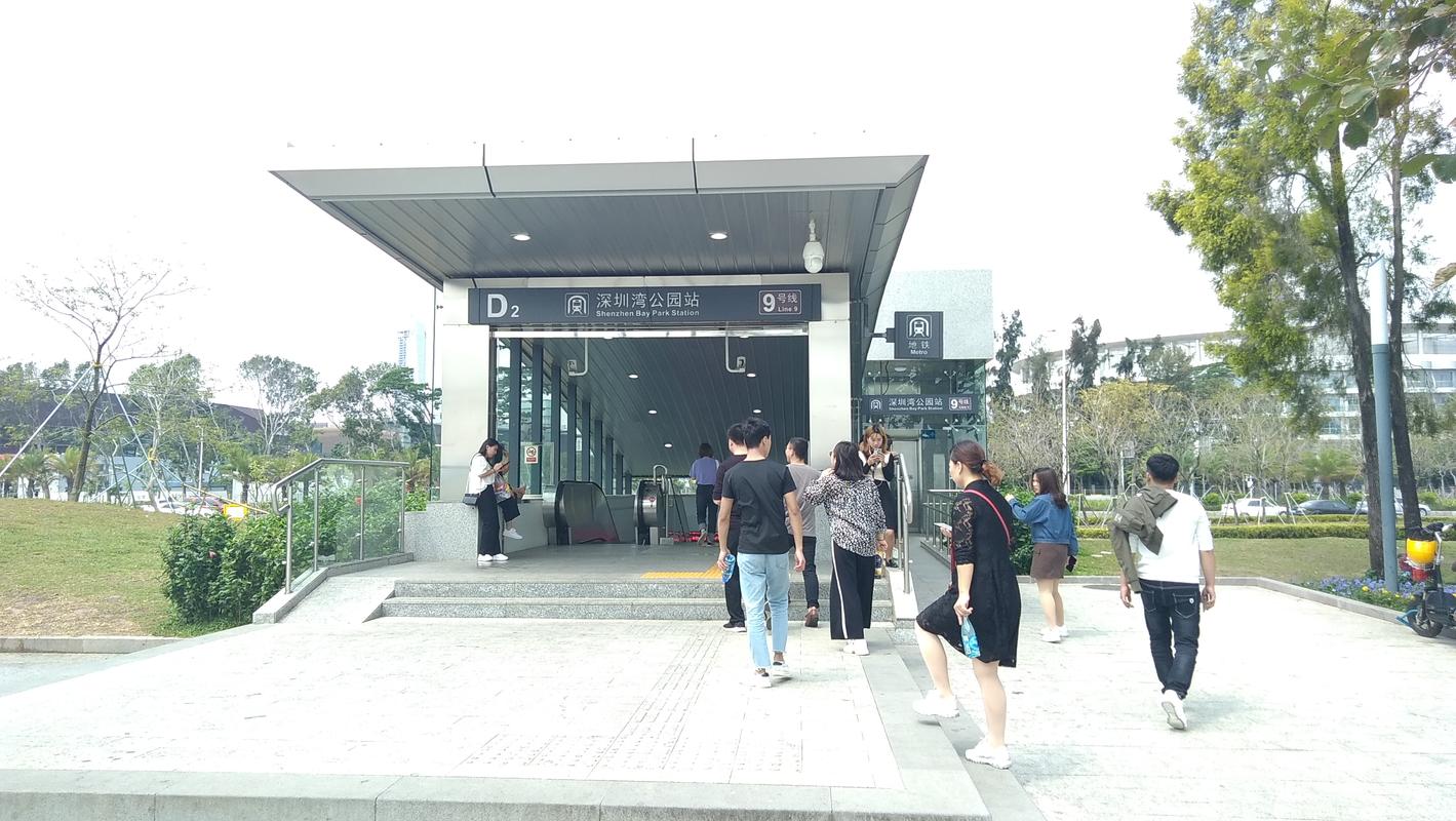 这个地铁站就是九号线的深圳湾公园站.