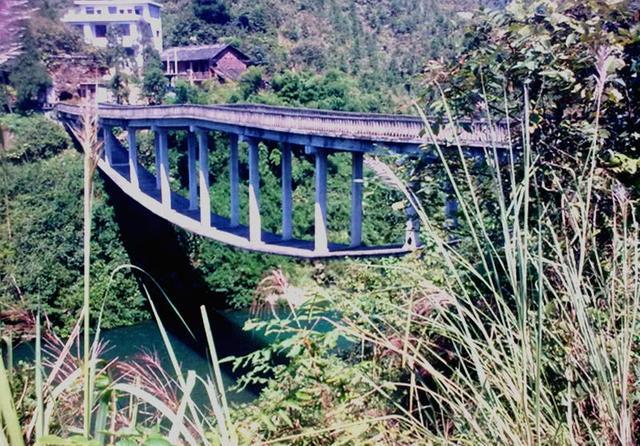 这是一座非常奇怪的大桥——湖南洞口淘金桥.