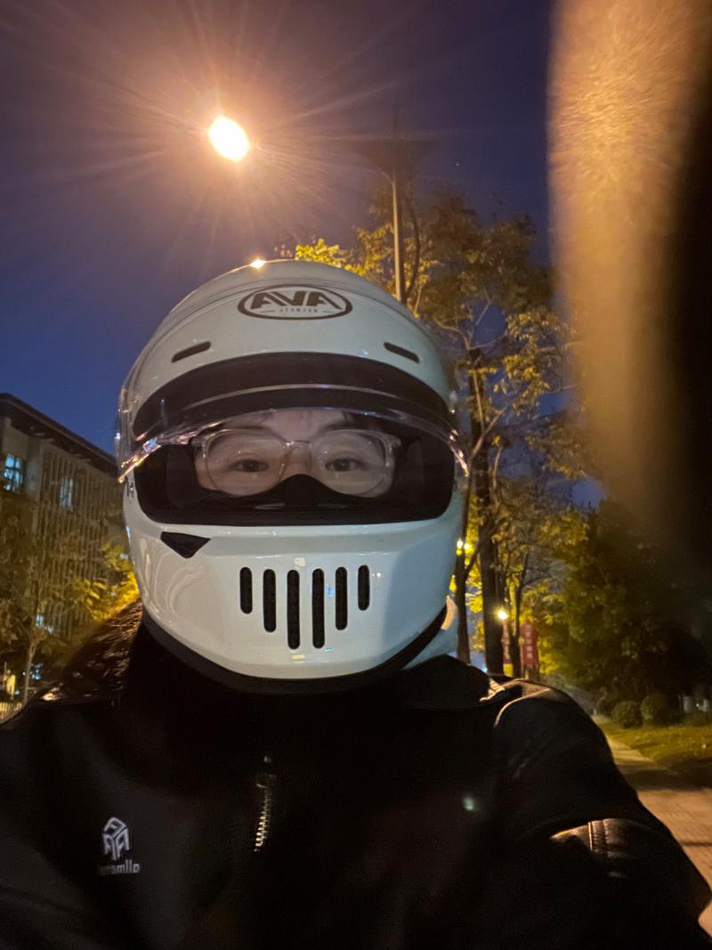 有没有懂的 骑车不但眼镜起雾 防风镜也起雾 关键戴头盔也是一到繁琐