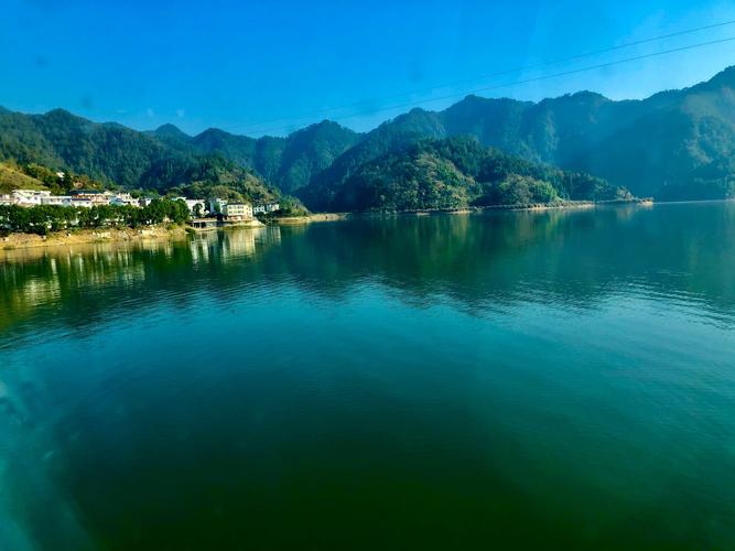 千岛湖又叫新安江水库,位于浙江淳安境内(部分位于安徽歙县),是世界上