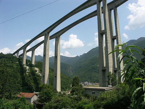 龙潭河大桥仅仅是在沪蓉西高速公路西段最后300英里(483公里)路段上的