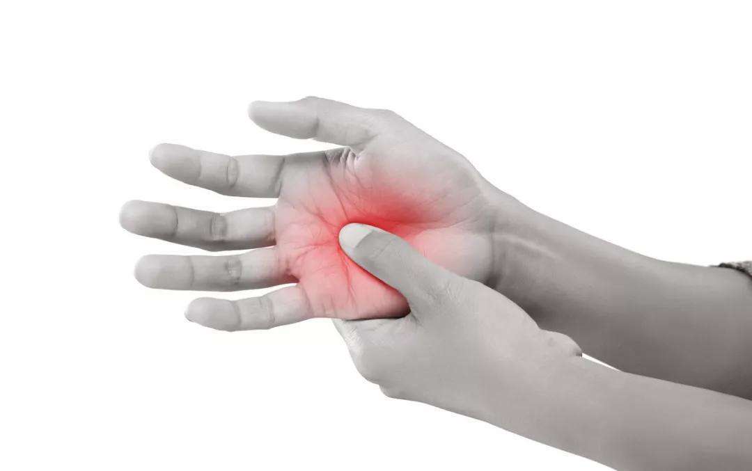 手指腱鞘炎不具有遗传性,常见症状是患指发僵,疼痛和压痛