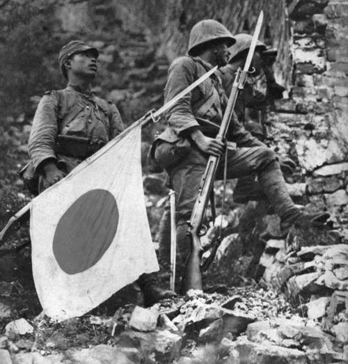 老照片日本攻入城后举着膏药旗欢迎的中国人居庸关被日军占领