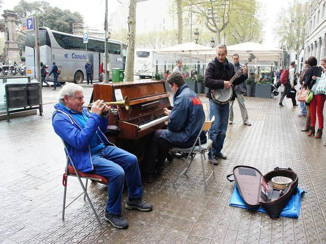 在路边的街头艺人,三种乐器配合得很好,特别是站着弹琴那位唱歌非常