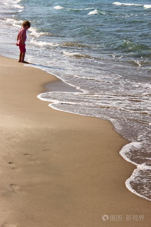女孩在沙滩上看海