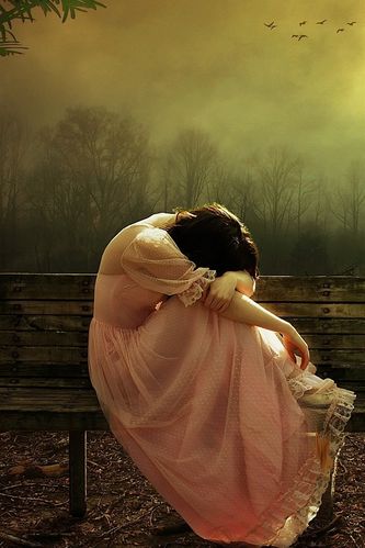 悲伤的女孩,粉红色的裙子,长凳,森林