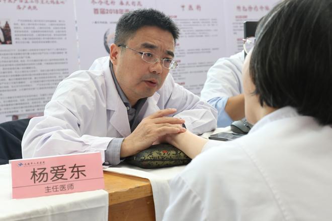 薛博瑜,杨爱东两位教授和我院中医科的葛丽华,武煦峰等老,中青专家