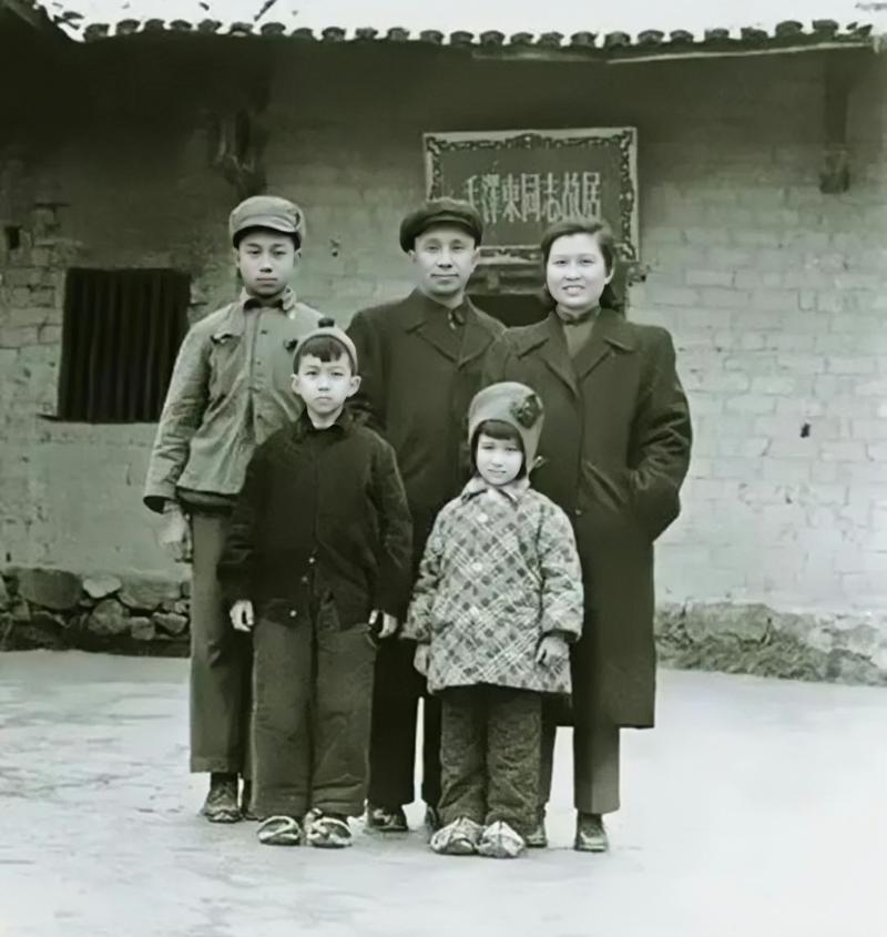 1956年,粟裕与妻子楚青,长子粟戎生,次子粟寒生,女儿粟惠宁,一家五口