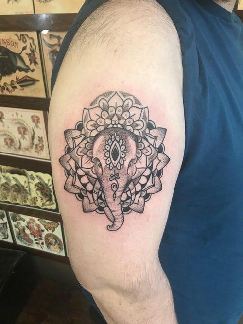 大臂纹身图 男生大臂上梵花和大象纹身图案