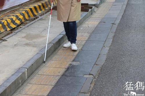 盲道,书面解释,是专门帮助盲人行走的道路设施,对于盲人来说,它步仅