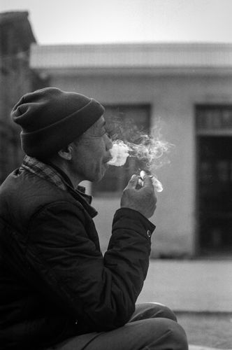 商店外抽烟的男人 #村里的生活日常
