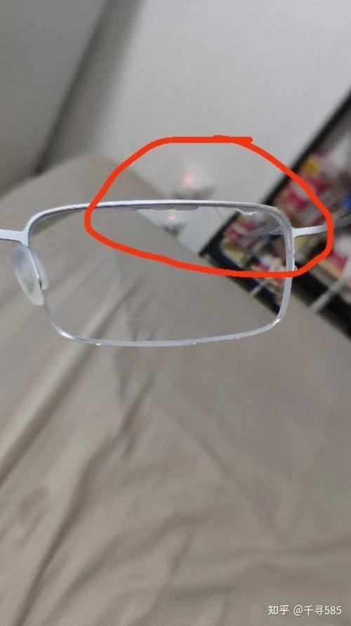 眼镜片出现这种裂痕请问是因为什么原因