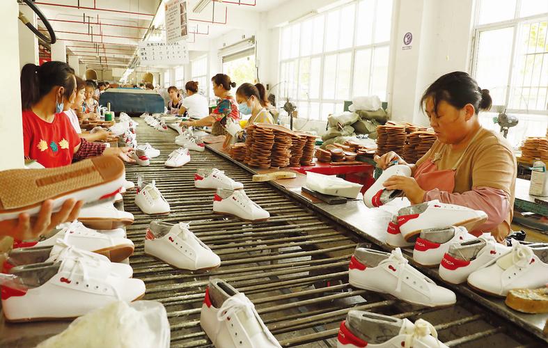 连云港生升鞋业有限公司工人在生产线上忙碌