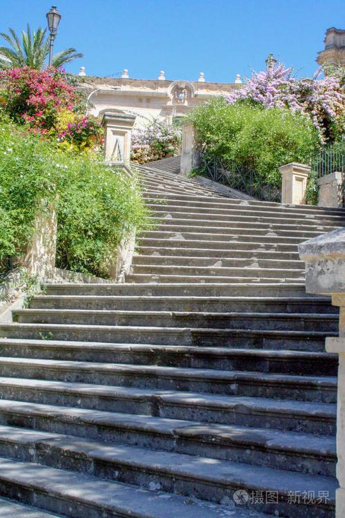 通往意大利西西里岛的圣乔治,莫迪卡,巴洛克式大教堂的台阶