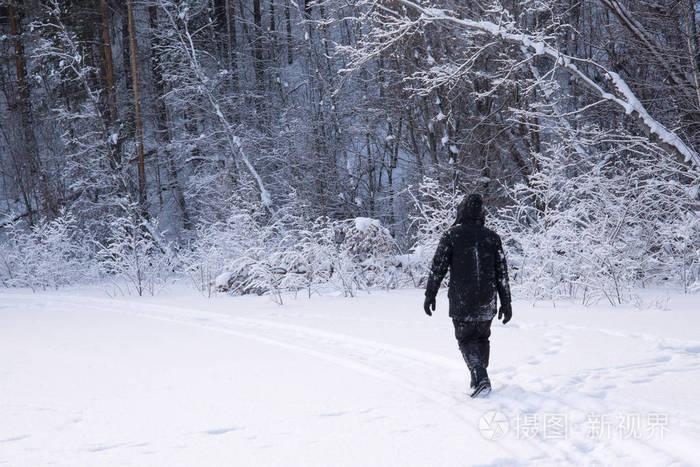 一个在雪地里行走的人.