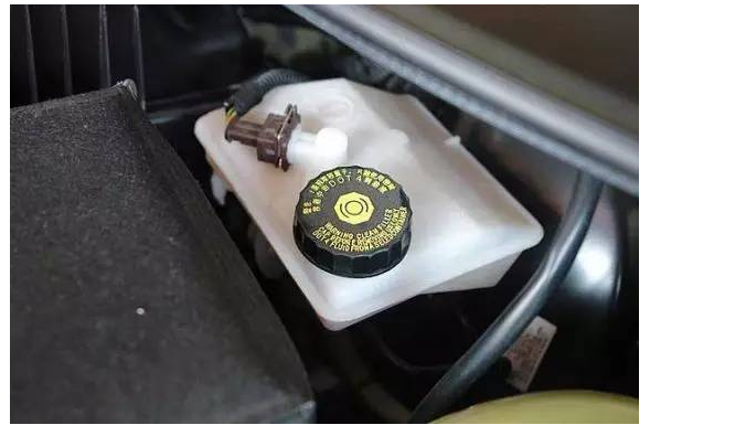 因刹车片与刹车盘相互摩擦产生的热量使温度升高进而达到沸点温度时