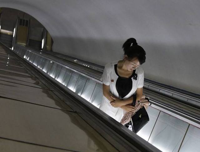 一名朝鲜女子在地铁站乘电梯