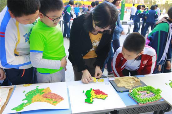 济南实验初中地理组彩色中国地形沙盘评比活动