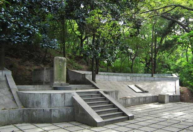 直击徐志摩墓地,曾经历三次变迁,诗碑上的一首诗至今仍久经传唱