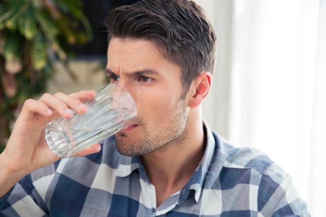 多喝水对肾脏好不好医生若想保护肾脏健康尽量避开3习惯
