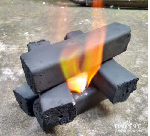 用纸 可以用纸张点燃后,塞入木炭堆中的底部,对木炭进行点燃.