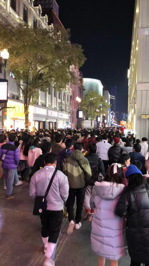 武汉步行街人流量超多,像广西过年期间人流量
