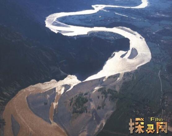 长江是中国第一长河流,是亚洲第一大河,世界上排名第三.
