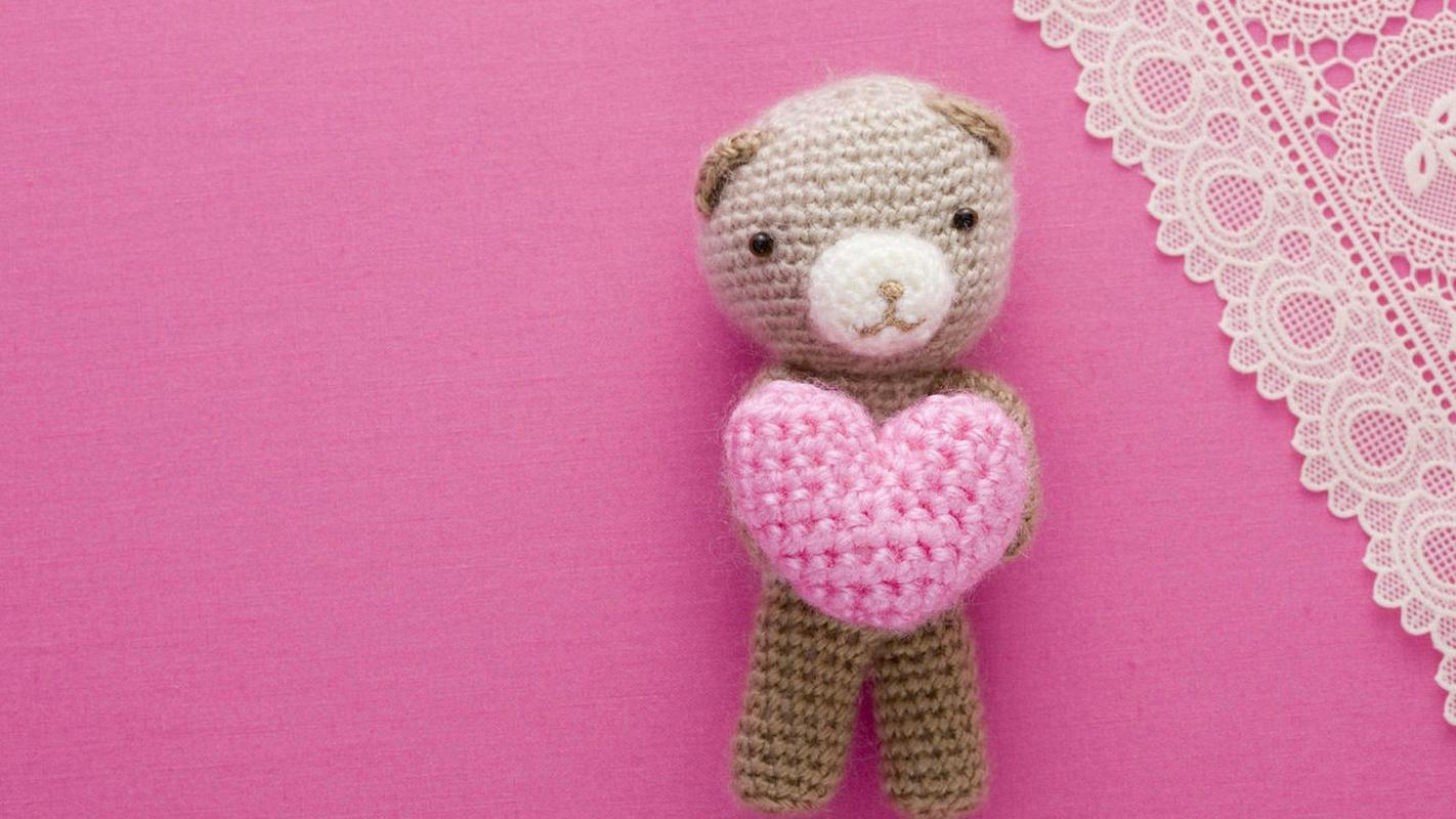 精选可爱的毛线小熊抱着粉色爱心超萌高清图片桌面壁纸下载