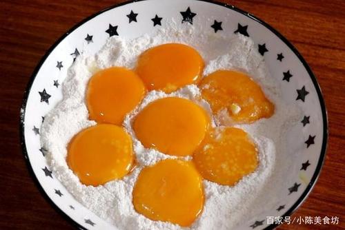 【食材】:鸡蛋,面粉,食盐 【具体做法】 咸蛋黄 准