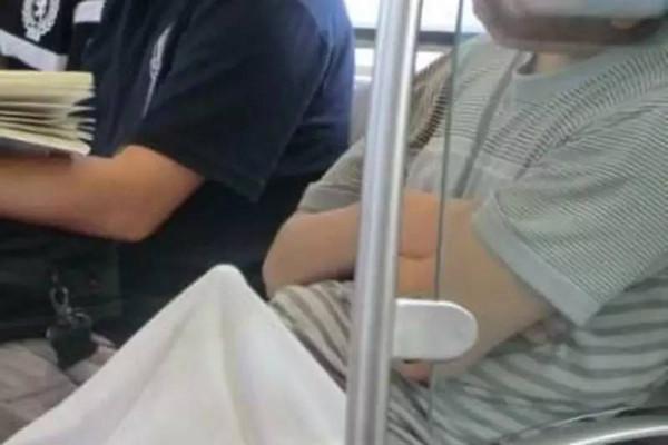 广东女生在公车上自拍意外拍到一男子掏出下体