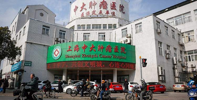在上海中大肿瘤医院看病的过程中,她只是为母亲治疗肠胃炎,却被医院开