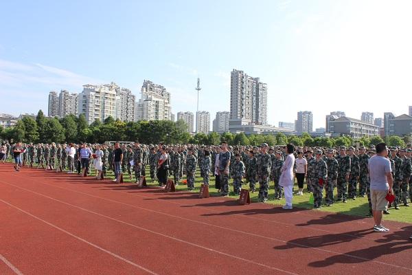 又是一年军训时嘉兴技师学院隆重举行2017级学生军训开训仪式