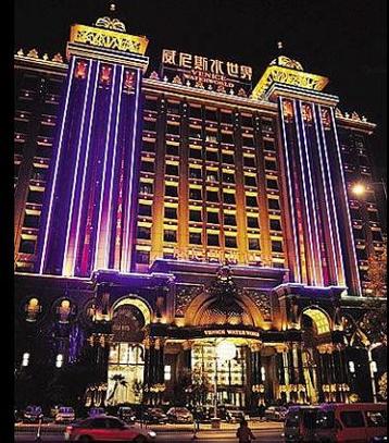 p>郑州威尼斯水世界大酒店是集商务,餐饮,客房,会议,演艺,康体,沐浴