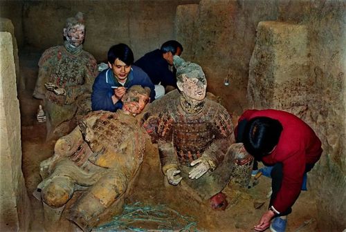 考古工作者在秦兵马俑二号坑进行第一阶段发掘.秦始皇帝陵博物院供图.