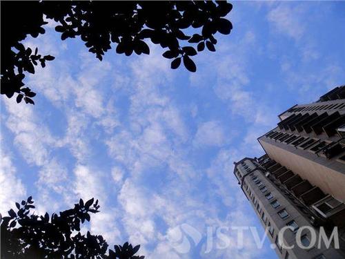今天早上天空呈现出蓝天白云,空气特别清新,南京又迎来了一个朗朗的大