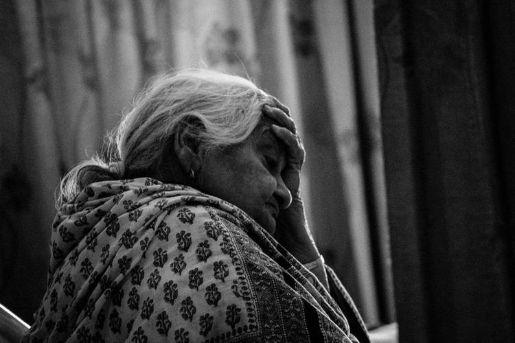 黑白老年人沮丧的挫折奶奶伤心老人背景图片