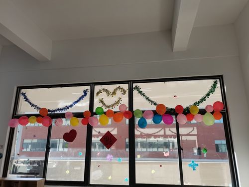 用彩带和气球怎么装饰教室图片