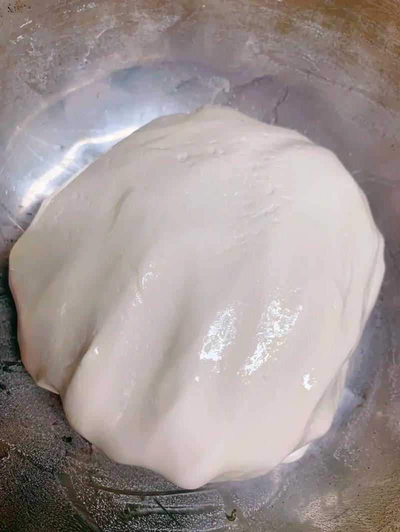 东北油炸糕.步骤1 糯米粉中放入白糖,酵母,用温水和成中度偏 - 抖音
