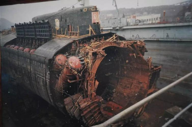 史上最严重潜艇沉没事故,118人遇难,幸存者苦等8小时活活憋死
