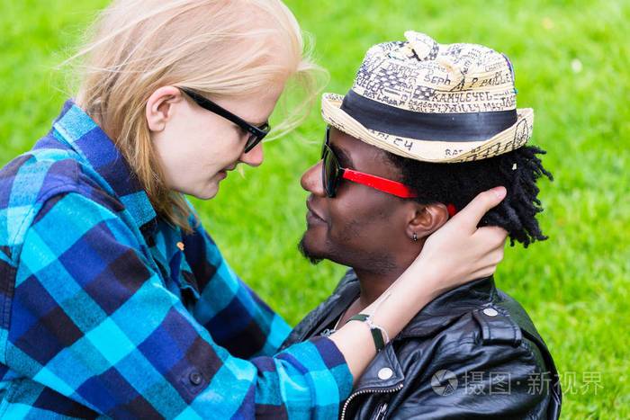 白种妇女和非洲人在爱拥抱