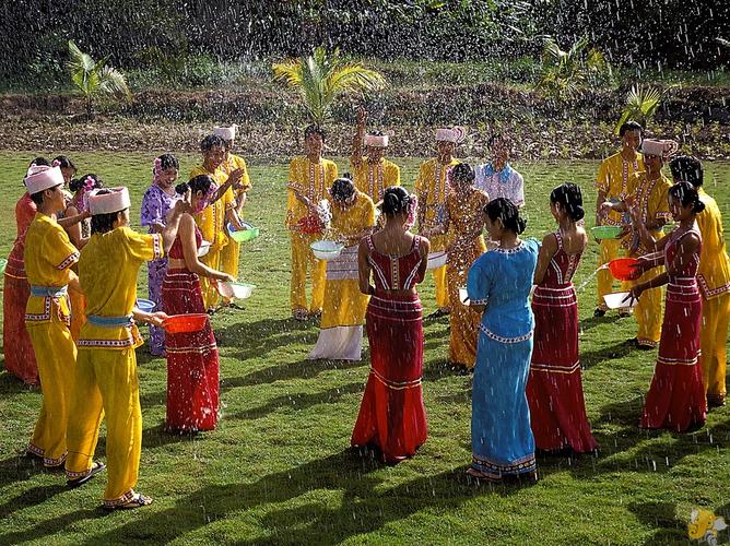 p>傣族泼水节,流行于云南省傣族人民聚居地的传统节日,国家级非物质