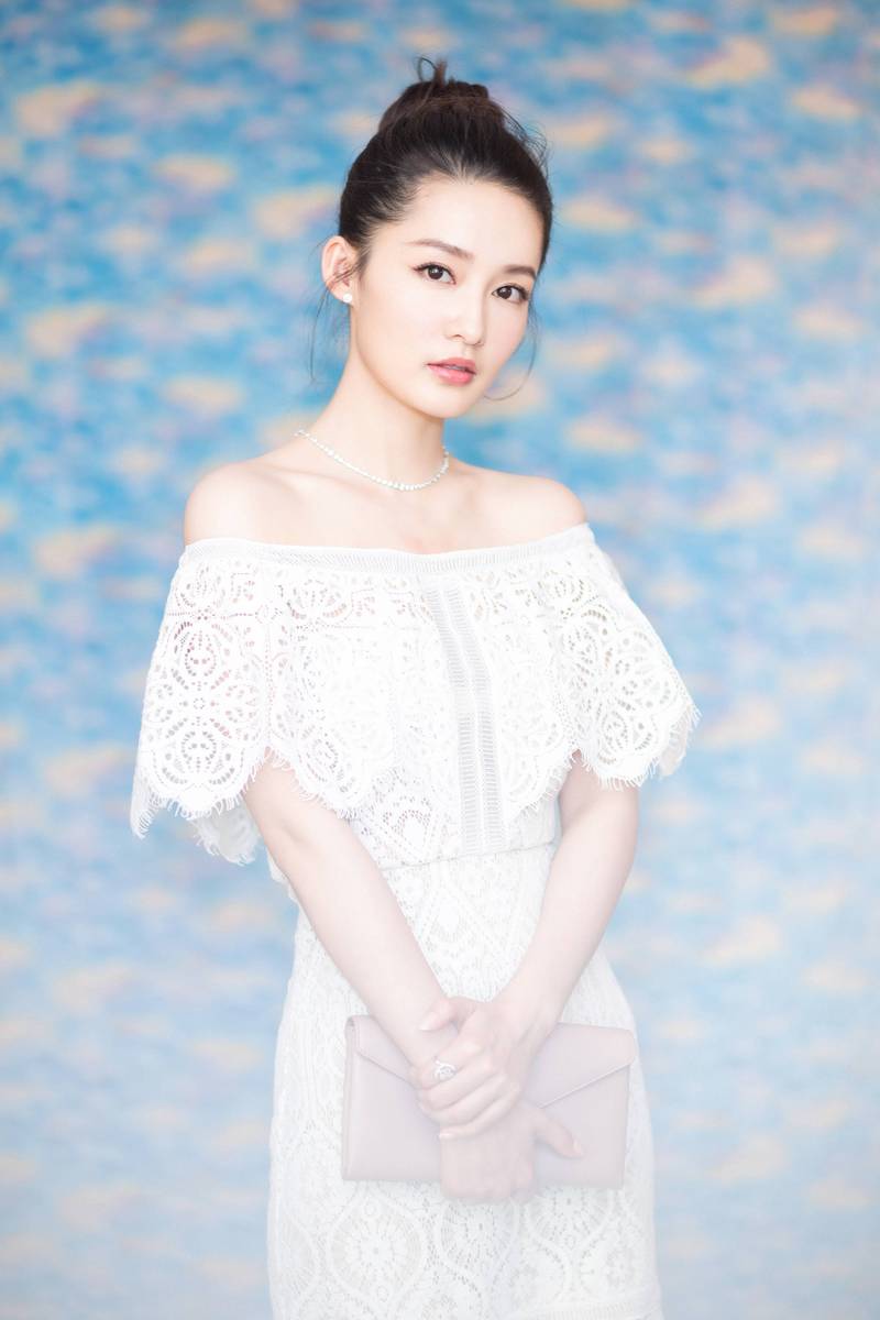 李沁亮相2017国剧盛典红毯,最新图来啦!穿着白色蕾丝长裙好美!
